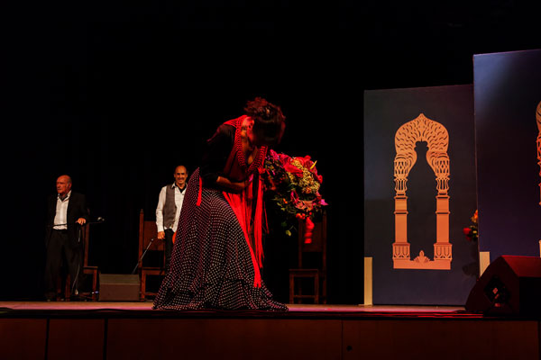 La Morena mit Blumenstrauss